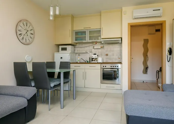 Karen By Interhome バラトナサード